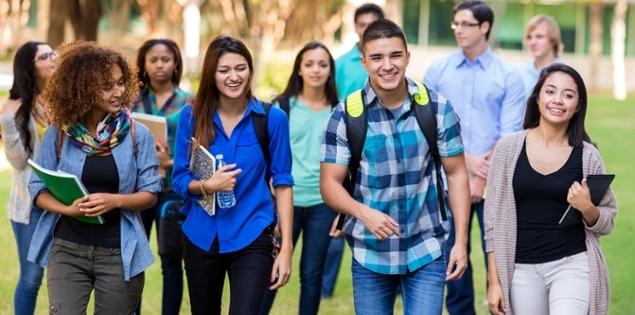 Estudiantes caminando